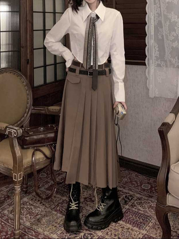 Model Preppy Retro Mid-Length Skirt