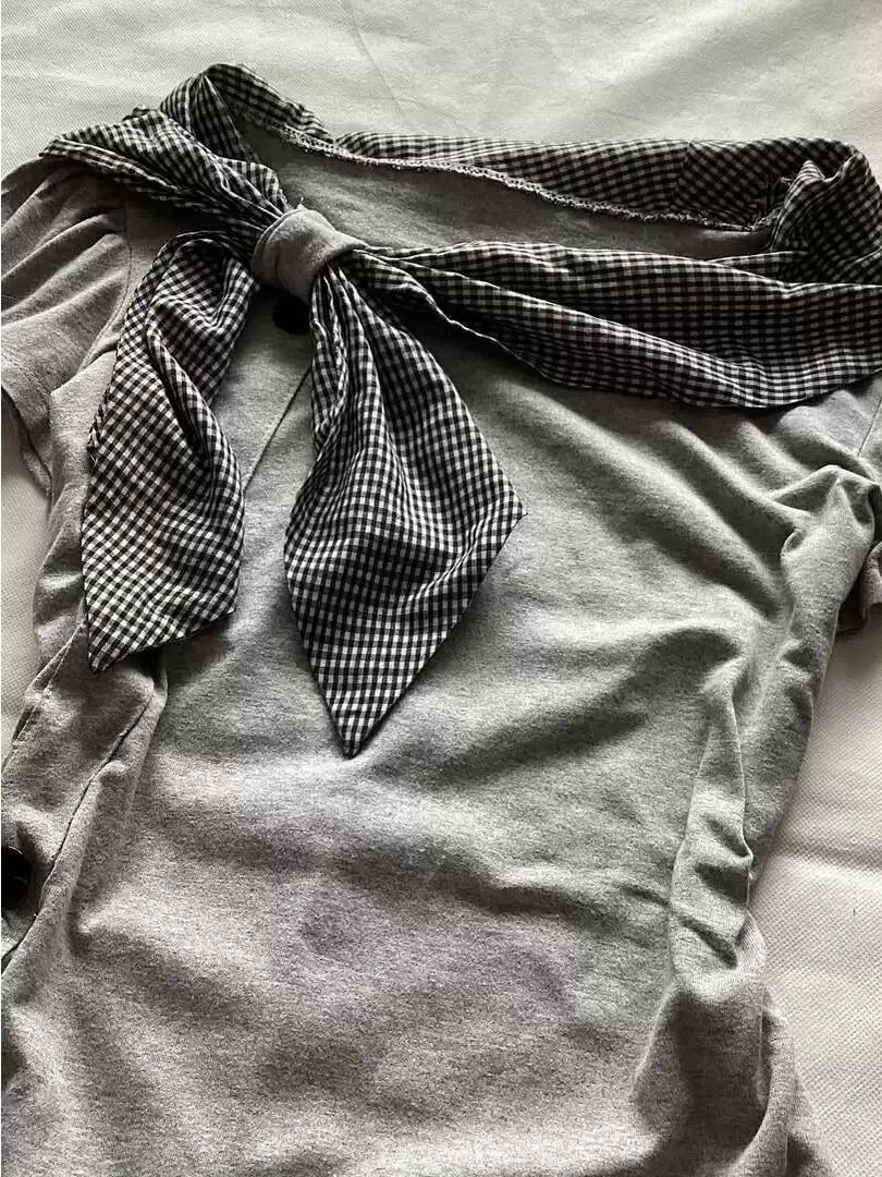 Gray navy collar T-shirt