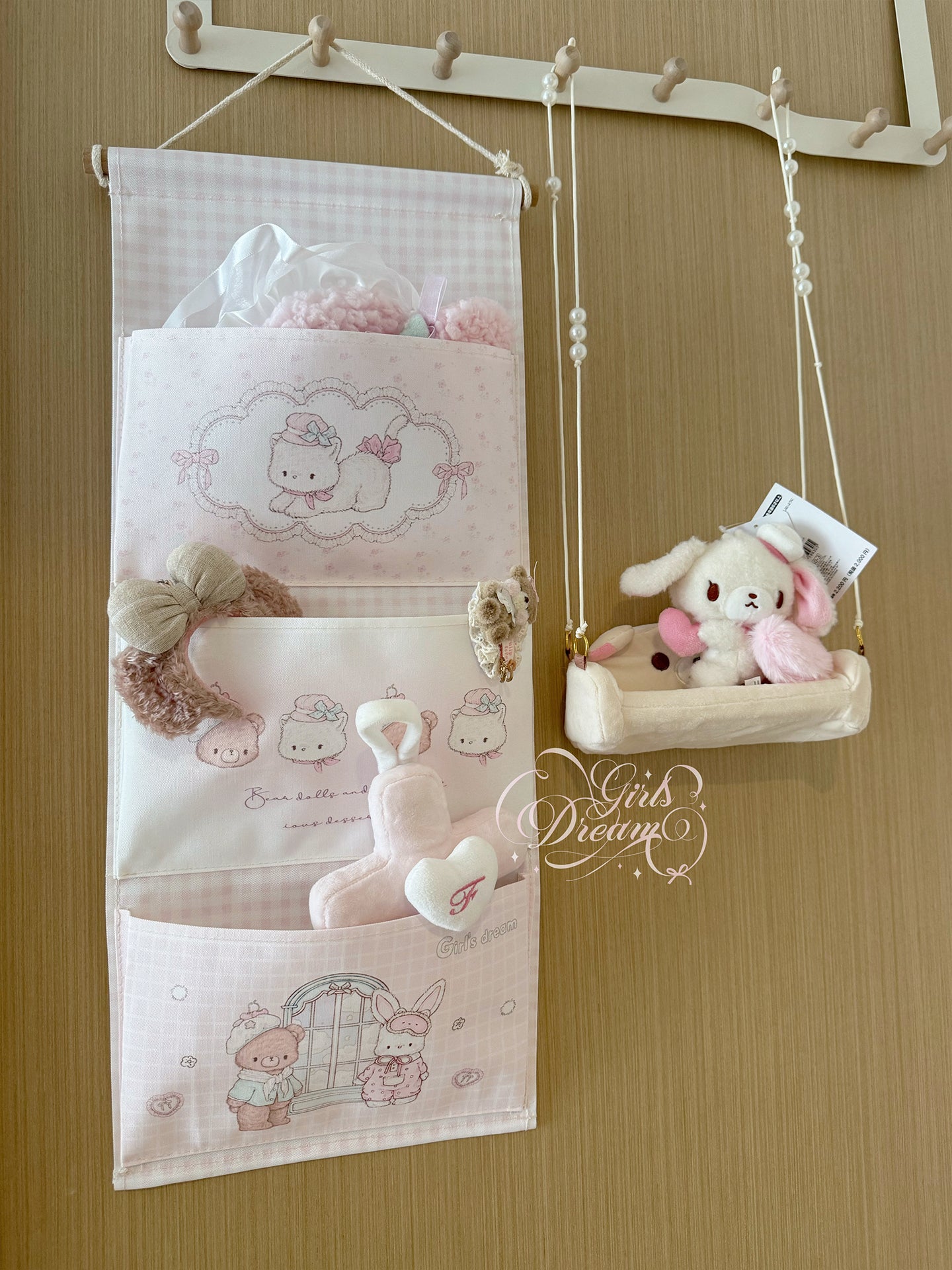Girl's Dream bunny and bear wall-mounted storage bag