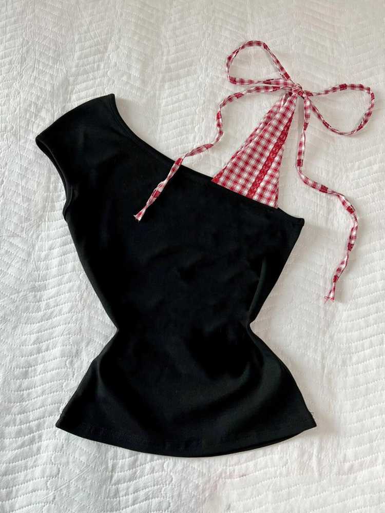 Fake Two-piece Sloping Shoulder Black Top