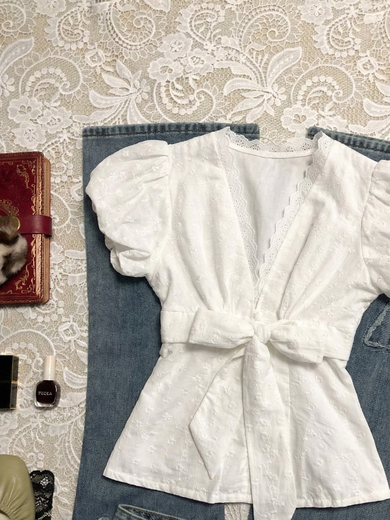 bow white v-neck shirt