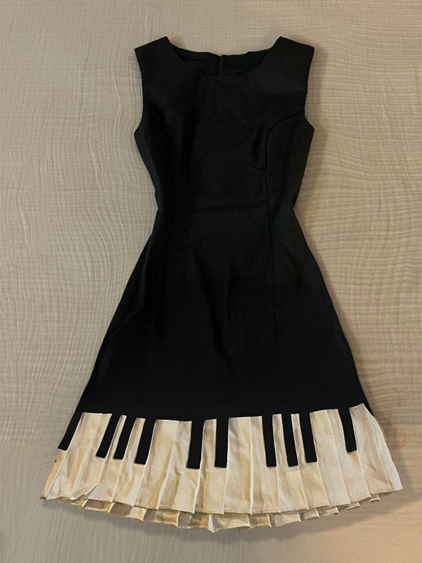 sleeveless piano pleated dress