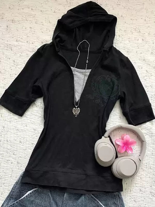 black hooded short-sleeved T-shirt