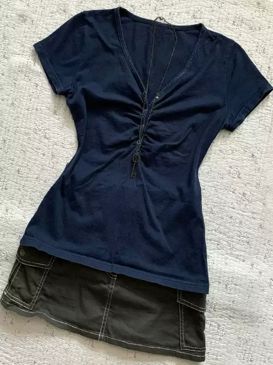 blue waisted V-neck T-shirt