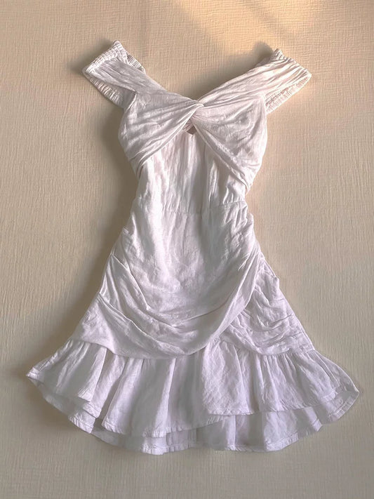 Vintage-Inspired One-Shoulder White Dress with Retro Design, Slimming Waist-Defining Fit