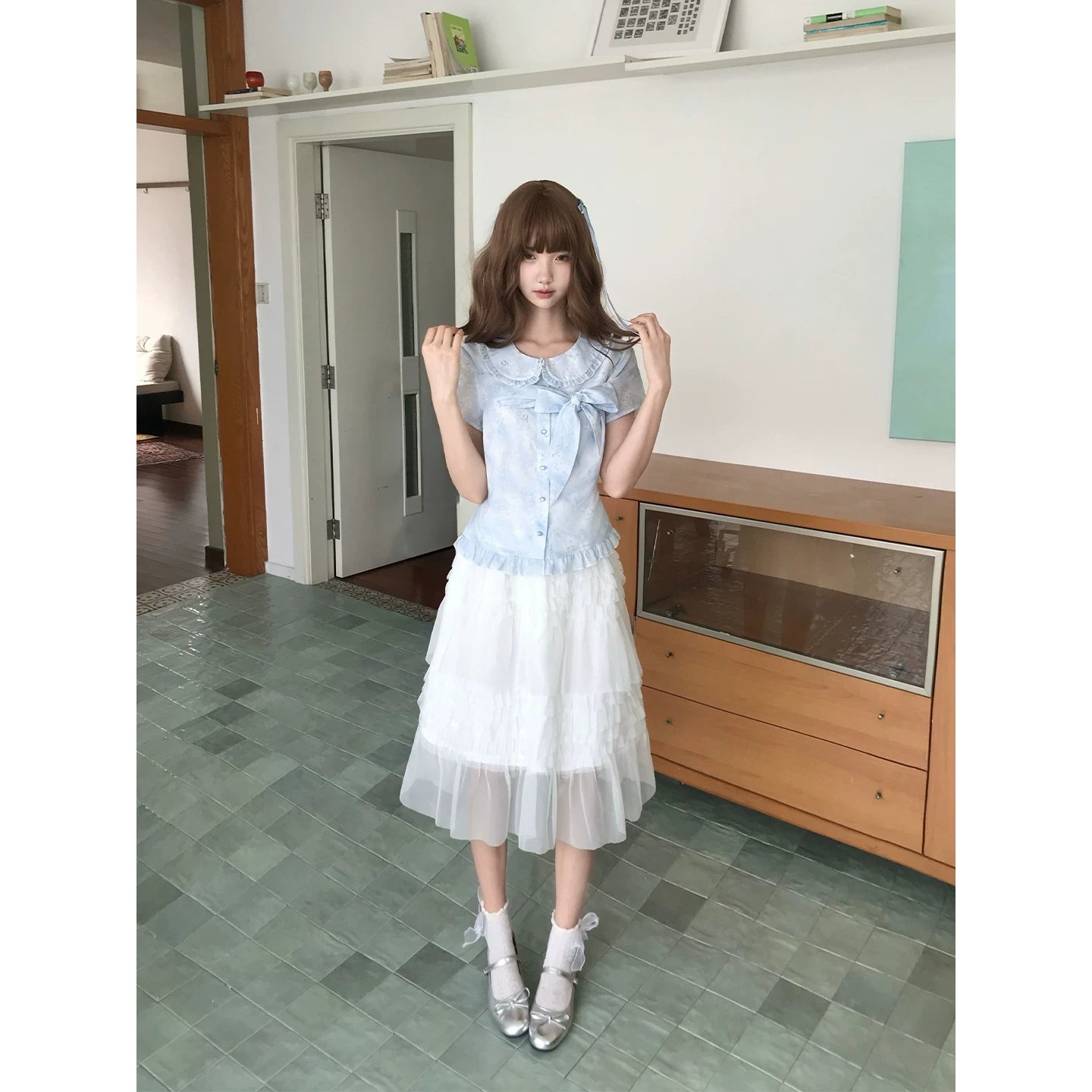 LaLa Sauce Tīnglàn Blue-and-White Ombre Ditsy Floral Doll Collar Top with Large Bow, Lace Trim, Cinched Waist Short-Sleeve Shirt