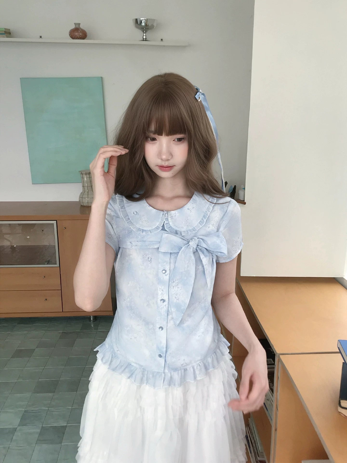 LaLa Sauce Tīnglàn Blue-and-White Ombre Ditsy Floral Doll Collar Top with Large Bow, Lace Trim, Cinched Waist Short-Sleeve Shirt