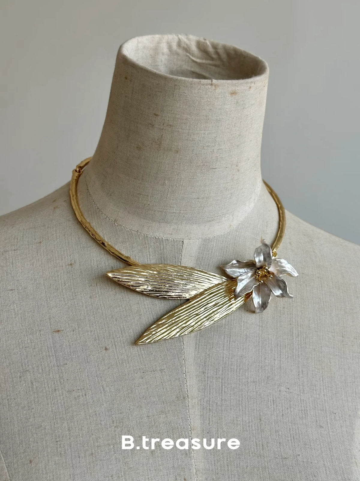 B.treasure Iris Flower Pendant Necklace for Women, Distinctive Metal Floral Design, Effortless Luxury Choker
