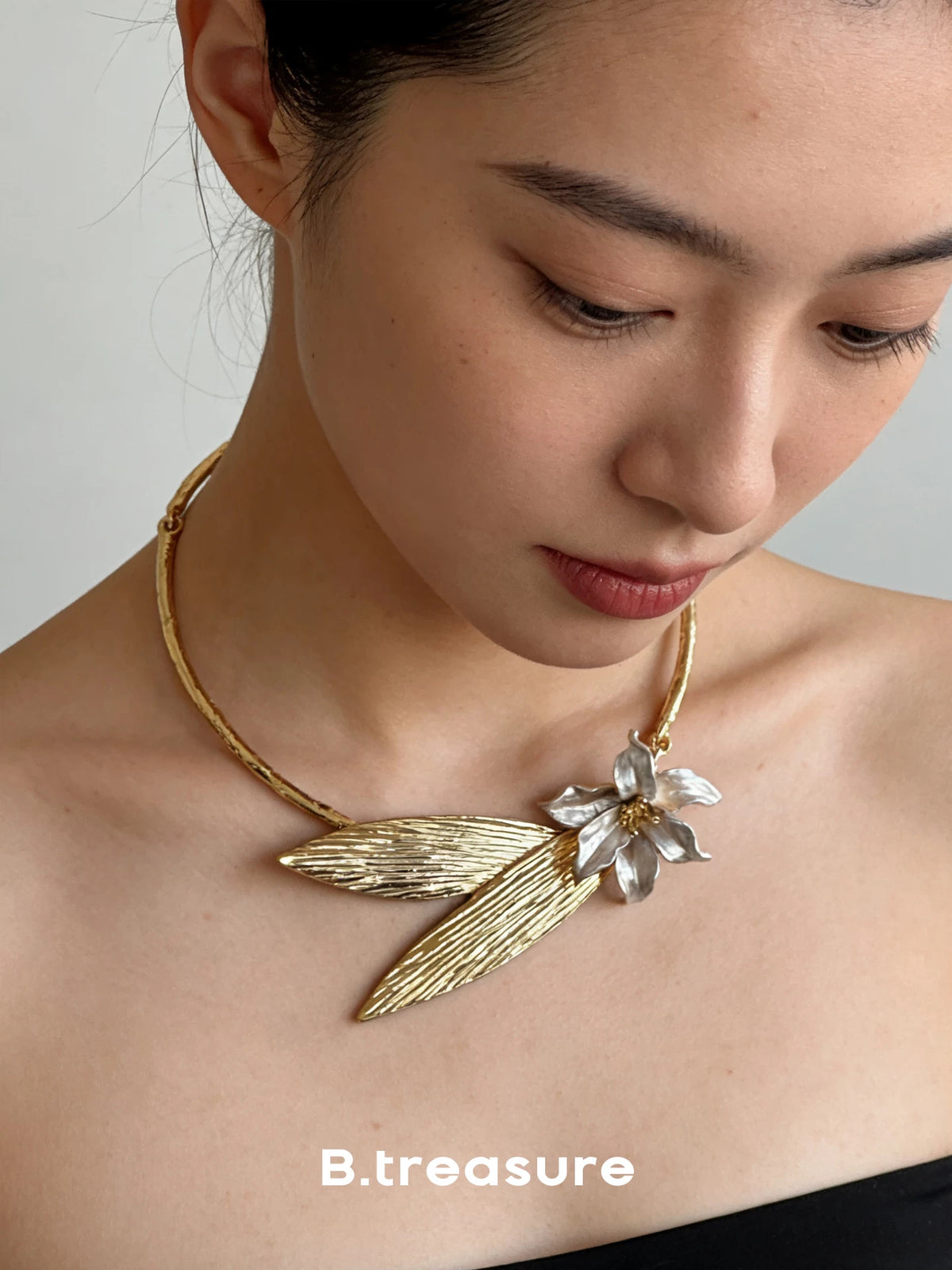 B.treasure Iris Flower Pendant Necklace for Women, Distinctive Metal Floral Design, Effortless Luxury Choker