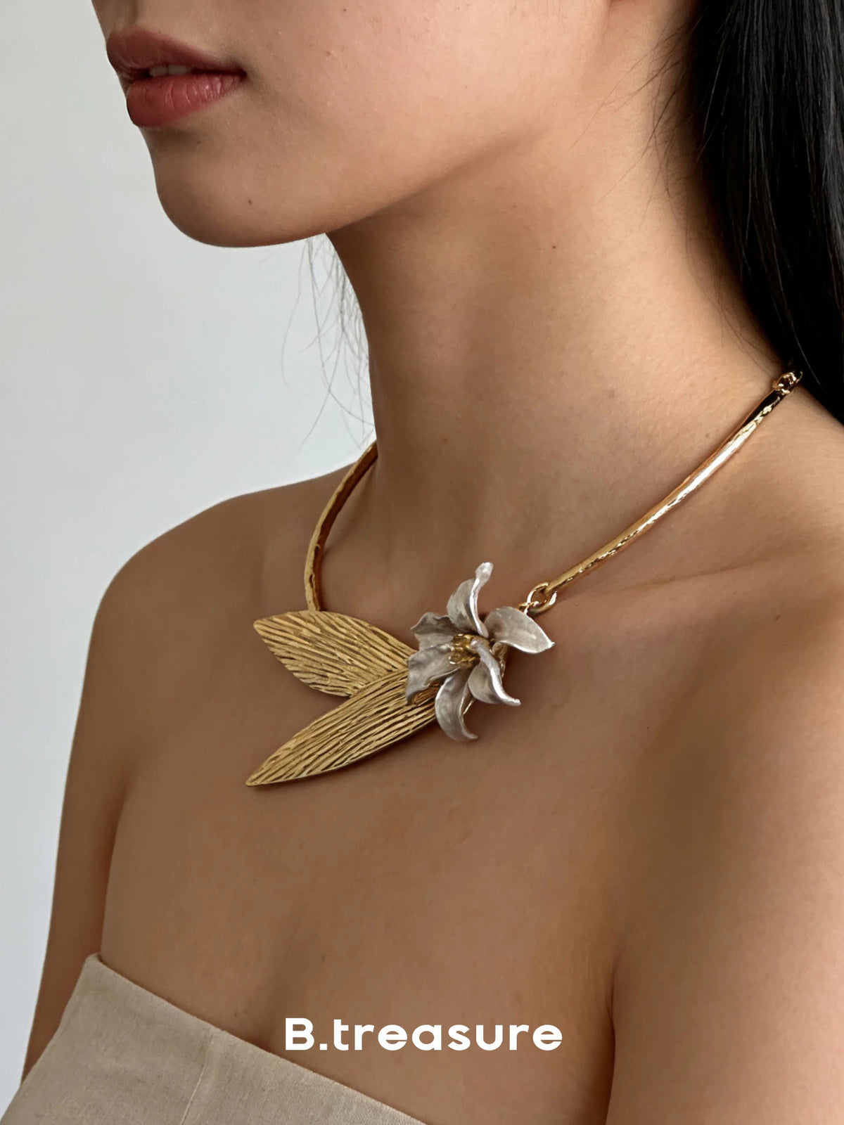 B.treasure Iris Flower Pendant Necklace for Women, Distinctive Metal Floral Design, Effortless Luxury Choker