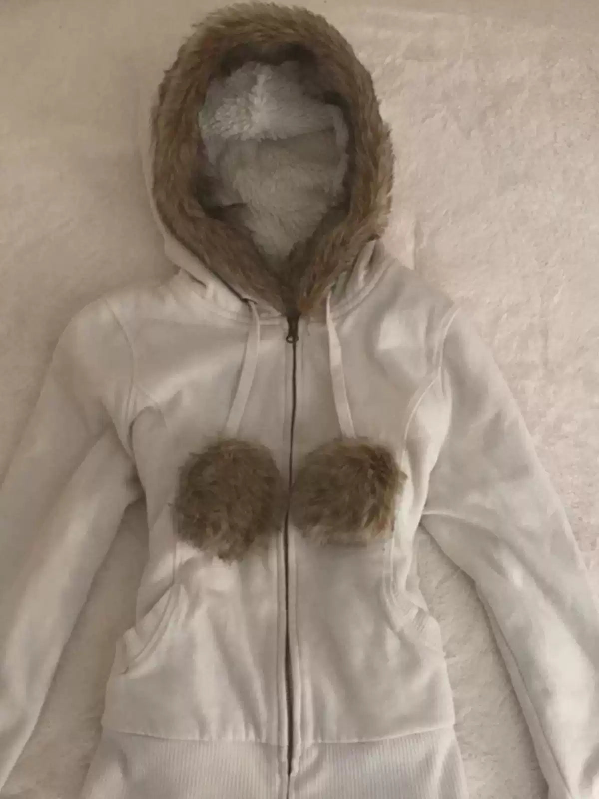 White fur collar hooded sweatshirt jacket